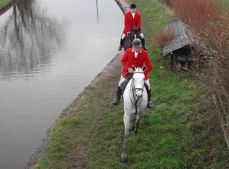 Cheshire Forest Hunt on canal towpath in 2002