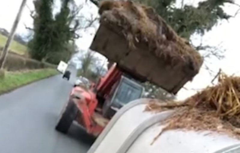 Meynell Hunt supporting farmer tips manure over sabs in van
